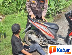 Ps Kanit Samapta Polsek Sunggal Bantu Pengendara Sepeda Motor Korban Kecelakaan Lalu Lintas Tunggal di Jalan Medan Binjai Km 11