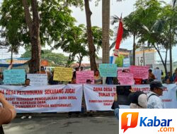 Aksi Demonstrasi Menggila, Demonstran Mengaku Warga Desa Petumbukan, Kades Petumbukan Minta Identitas Peserta Aksi Demonstrasi Ditelusuri