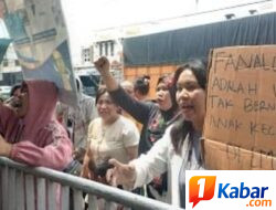 Puluhan Massa Warga Desa Helvetia Gelar Aksi Unjuk Rasa di Depan Kantor Camat Labuhan Deli, Desak Polisi Segera Tangkap Terduga Pelaku Kekerasan Seksual di Panti Asuhan Terang Dunia Helvetia