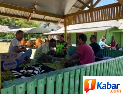Babinsa Koramil 11/Bandar Baru Perkuat Kebersamaan Warga Melalui Komsos di Baroh Lancok