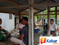Kopka Iskandar Babinsa Koramil 11/ Bandar Baru Kodim 0102/Pidie Bahas Keamanan Dalam Desa Melalui Komsos di Kayee Jatoe