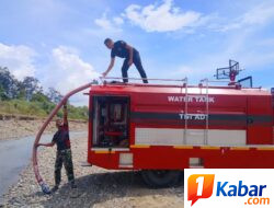Satgas TMMD Ke-129 Kodim 0102/Pidie Suplai Air Bersih Gunakan Water Tank TNI AD untuk Kebutuhan Santri dan Warga