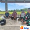Babinsa Koramil 11/Bandar Baru Ajak Warga Sagoe Langien Jaga Kebersihan Lingkungan Lewat Komsos