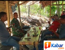 Babinsa Koramil 11/Bandar Baru,Kodim 0102/Pidie Bahas Keamanan Desa Lewat Komsos Bersama Warga di Kayee Jatoe