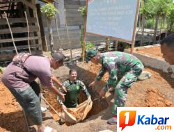 Berjibaku di Galian Septic Tank, Satgas TMMD ke-129 Kodim 0102/Pidie dan Warga Wujudkan Sanitasi Layak untuk Masyarakat