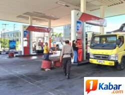 Polsek Mapanget Pantau Antrean Solar di SPBU, Pastikan Distribusi Lancar dan Tepat Sasaran