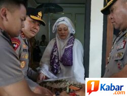 Kapolda Sulut Melayat ke Rumah Duka dan Besuk Korban Kecelakaan Drag Race di Kotamobagu