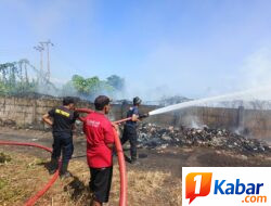 Polsek Ranowulu Bersama Piket Fungsi Polres Bitung Bergerak Cepat Tangani Kebakaran Lahan di Kelurahan Pinokalan
