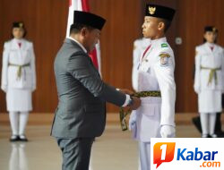 Lom Lom Suwondo Kukuhkan 45 Anggota Paskibraka Kabupaten Deli Serdang Tahun 2026