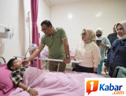 Bupati bersama Ketua TP PKK Deli Serdang Jenguk Kondisi Khairullah Kohar Penanganan Medis Terus Dilakukan