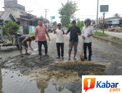Jalan Nasional Berlubang di Jantung Kota Subulussalam, Pemuda Turun Tangan Tambal Pakai Swadaya