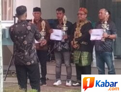 Ragion Head (RH) PTPN IV,”Yudi Cahyadi,Serahkan Tropi Dan Uang Binaan,  Dalam Ajang Turnamen Volly Ball,HUT RI Ke-81, 