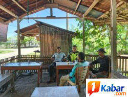 Babinsa Koramil 11/Bandar Baru Ajak Warga Desa Abah Lueng Jaga Kebersihan Lingkungan Lewat Komsos