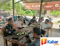 Babinsa Koramil 11/Bandar Baru Perkuat Kedekatan dengan Warga Lewat Komsos di Desa Kayee Raya