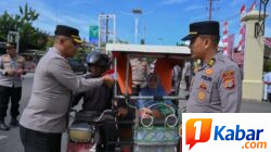 ‎Tumbuhkan Cinta Tanah Air, Kapolres Pidie Bagikan Bendera Merah Putih kepada Pengguna Jalan