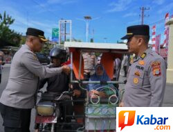 ‎Tumbuhkan Cinta Tanah Air, Kapolres Pidie Bagikan Bendera Merah Putih kepada Pengguna Jalan