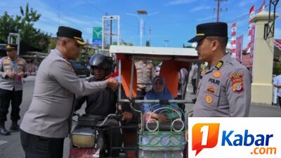 ‎Tumbuhkan Cinta Tanah Air, Kapolres Pidie Bagikan Bendera Merah Putih kepada Pengguna Jalan