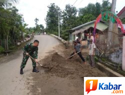 Babinsa Koramil 11/Bandar Baru Gotong Royong Bersama Warga, Perkuat Kekompakan TNI dan Masyarakat