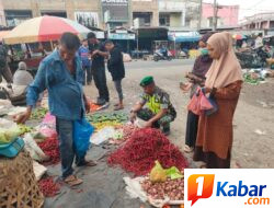 Babinsa Pantau Harga Sembako di Pasar Keude Lueng Putu, Stok Aman dan Harga Relatif Stabil