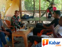 Babinsa Koramil 11/Bandar Baru Bahas Keamanan Desa Melalui Komsos di Kayee Jatoe