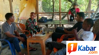 Babinsa Koramil 11/Bandar Baru Bahas Keamanan Desa Melalui Komsos di Kayee Jatoe