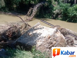 Mengerikan! Rambingan di Lae Bersih Ambruk, Struktur Jembatan Hancur dan Tergerus Arus Sungai