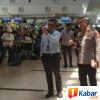 Kapolresta Deli Serdang Pantau Keamanan dan Berikan Pelayanan Kesehatan kepada Penumpang Terdampak Pembatalan Penerbangan di Bandara Kualanamu