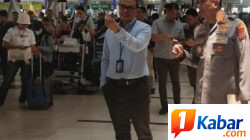 Kapolresta Deli Serdang Pantau Keamanan dan Berikan Pelayanan Kesehatan kepada Penumpang Terdampak Pembatalan Penerbangan di Bandara Kualanamu