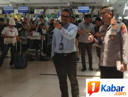 Kapolresta Deli Serdang Pantau Keamanan dan Berikan Pelayanan Kesehatan kepada Penumpang Terdampak Pembatalan Penerbangan di Bandara Kualanamu