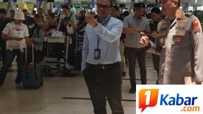 Kapolresta Deli Serdang Pantau Keamanan dan Berikan Pelayanan Kesehatan kepada Penumpang Terdampak Pembatalan Penerbangan di Bandara Kualanamu