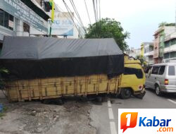 Truk Pengangkut Beras Bantuan Pemerintah dengan Muatan Sekitar 10,7 Ton Amblas di Gang Bidan-Medan Perjuangan