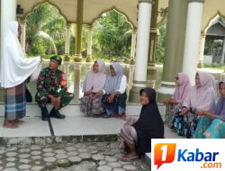 Babinsa Koramil 11 Bandar Baru Bahas Keamanan Desa melalui Komsos di Lancok Mesjid