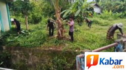 BABINSA KORAMIL 11/BANDAR BARU DIM 0102/PIDIE GELAR KARYA BAKTI BERSIHKAN HALAMAN TEMPAT IBADAH DI DESA PULO PUEB