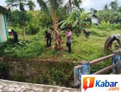 BABINSA KORAMIL 11/BANDAR BARU DIM 0102/PIDIE GELAR KARYA BAKTI BERSIHKAN HALAMAN TEMPAT IBADAH DI DESA PULO PUEB