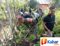Babinsa Koramil 11/Bandar Baru Bersama Warga Desa Alue Gelar Gotong Royong, Perkuat Kebersamaan