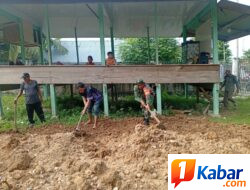 Babinsa dan Warga Desa Siren Gotong Royong Bersihkan Pemakaman
