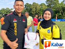 Aiyub NSS Grong-Grong Berbagi Kaos untuk Wasit Perempuan di Grand Final PSG Cup ke-30