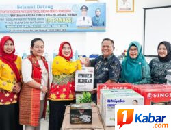 Jelita Asri Ludin Tambunan Serahkan Hadiah kepada Desa Percut Juara I dan Desa Cinta Damai Juara II PTP2WKSS Deli Serdang