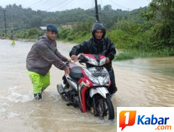 Bukan Sekadar Menjaga, Brimob Aceh Hadir Di Tengah Banjir Demi Keselamatan Masyarakat Subulussalam