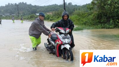 Bukan Sekadar Menjaga, Brimob Aceh Hadir Di Tengah Banjir Demi Keselamatan Masyarakat Subulussalam
