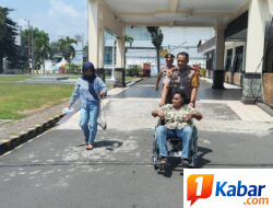 Tak Biarkan seorang Nenek Berjalan dengan Dipapah, Kapolres Bitung Turun Tangan Dorong Kursi Roda: Wujud Nyata Polisi Bersama Masyarakat