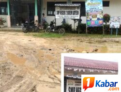 Depan Gerbang Masuk Hingga Halaman Sekolah SMPN 2 Birem Bayeun Bagai Kubangan,Akses Jalan Terganggu,