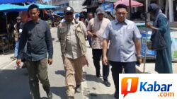 Satgas PRR Kemendagri Laksanakan Penanganan Pascabencana di Kota Langsa,      Kota Langsa:1Kabar.com Satuan Tugas Percepatan Rehabilitasi dan Rekonstruksi (Satgas PRR) Aceh Kementerian Dalam Negeri melakukan evaluasi dan monitoring terhadap perkembangan pemulihan pascabencana di Kota Langsa, Jumat (30/10/2026). Kegiatan ini bertujuan mendorong percepatan realisasi anggaran, pembangunan infrastruktur di daerah terdampak bencana.  Ketua Satgas PRR Aceh Kementerian Dalam Negeri, Dr. Drs. Imran, M.Si., M.A.Cd., melakukan pertemuan dengan Wali Kota Langsa Jeffry Sentana S. Putra, S.E., yang diwakili Sekretaris Daerah Kota Langsa, Dra. Suhartini, M.Pd., selaku Ketua Komando Satgas, bersama jajaran perangkat daerah terkait. Pertemuan berlangsung di Aula Wali Kota Langsa dan dilanjutkan dengan peninjauan langsung ke sejumlah lokasi yang menjadi sasaran pemulihan pascabencana.  Dalam pertemuan tersebut, dibahas perkembangan pelaksanaan rehabilitasi dan rekonstruksi pascabencana, termasuk realisasi anggaran, progres pembangunan infrastruktur, serta berbagai kendala yang dihadapi pemerintah daerah dalam menjalankan program pemulihan.  Pada kesempatan itu, Imran mengatakan evaluasi dan monitoring meliputi realisasi anggaran, pembangunan infrastruktur, serta kendala yang dihadapi pemerintah daerah dalam pelaksanaan program pemulihan.  Menurut Dr. Drs. Imran, M.Si., M.A.Cd., monitoring tersebut tidak hanya bertujuan mengevaluasi progres pembangunan dan realisasi anggaran, tetapi juga memastikan bantuan serta dukungan dari pemerintah pusat benar-benar tepat sasaran dan memberikan dampak nyata bagi masyarakat terdampak bencana.  Dengan demikian, seluruh program rehabilitasi dan rekonstruksi yang dilaksanakan diharapkan dapat menjawab kebutuhan masyarakat serta manfaatnya dirasakan langsung oleh warga yang membutuhkan.  Sekretaris Daerah Kota Langsa, Dra. Suhartini, M.Pd., menyambut baik kunjungan dan pelaksanaan evaluasi oleh Satgas PRR Aceh. Menurutnya, pertemuan tersebut menjadi kesempatan penting bagi pemerintah daerah untuk menyampaikan berbagai hambatan yang dihadapi sekaligus membahas langkah tindak lanjut guna mempercepat proses pemulihan.  “Kami bersyukur dengan adanya evaluasi hari ini. Pak Imran bersama Satgas PRR sudah datang, sehingga apa yang menjadi hambatan kami dapat dibicarakan dan sudah ada kejelasan untuk tindak lanjutnya,” ujar Suhartini.  Usai pertemuan, tim Satgas PRR didampingi Sekda serta jajaran Pemerintah Kota Langsa melakukan monitoring langsung terhadap sejumlah fasilitas dan infrastruktur yang menjadi bagian dari program rehabilitasi dan rekonstruksi pascabencana.  Adapun lokasi yang ditinjau meliputi Jalan T. Fakinah dan kawasan Jalan Pajak Ikan Langsa. Pada sektor pendidikan, monitoring dilakukan di SD Negeri 2 Seulalah dan sekolah Muhammadiyah. Sementara itu, pada sektor kesehatan, tim meninjau Puskesmas Langsa Kota dan Puskesmas Langsa Barat.  Melalui evaluasi dan monitoring ini, diharapkan koordinasi antara Satgas PRR dan Pemerintah Kota Langsa semakin kuat sehingga percepatan pemulihan pascabencana dapat berjalan lebih efektif, tepat sasaran, dan sesuai dengan kebutuhan masyarakat.  Turut hadir dalam pertemuan dan kegiatan monitoring tersebut Asisten II Bidang Administrasi Pembangunan dan Umum Setda Kota Langsa, Hendri Soenandar, S.STP., M.Si., serta sejumlah Pimpinan dan para Kabid dalam Organisasi Perangkat Daerah (OPD) jajaran Pemerintah Kota Langsa. (Eko).