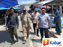 Satgas PRR Kemendagri Laksanakan Penanganan Pascabencana di Kota Langsa,      Kota Langsa:1Kabar.com Satuan Tugas Percepatan Rehabilitasi dan Rekonstruksi (Satgas PRR) Aceh Kementerian Dalam Negeri melakukan evaluasi dan monitoring terhadap perkembangan pemulihan pascabencana di Kota Langsa, Jumat (30/10/2026). Kegiatan ini bertujuan mendorong percepatan realisasi anggaran, pembangunan infrastruktur di daerah terdampak bencana.  Ketua Satgas PRR Aceh Kementerian Dalam Negeri, Dr. Drs. Imran, M.Si., M.A.Cd., melakukan pertemuan dengan Wali Kota Langsa Jeffry Sentana S. Putra, S.E., yang diwakili Sekretaris Daerah Kota Langsa, Dra. Suhartini, M.Pd., selaku Ketua Komando Satgas, bersama jajaran perangkat daerah terkait. Pertemuan berlangsung di Aula Wali Kota Langsa dan dilanjutkan dengan peninjauan langsung ke sejumlah lokasi yang menjadi sasaran pemulihan pascabencana.  Dalam pertemuan tersebut, dibahas perkembangan pelaksanaan rehabilitasi dan rekonstruksi pascabencana, termasuk realisasi anggaran, progres pembangunan infrastruktur, serta berbagai kendala yang dihadapi pemerintah daerah dalam menjalankan program pemulihan.  Pada kesempatan itu, Imran mengatakan evaluasi dan monitoring meliputi realisasi anggaran, pembangunan infrastruktur, serta kendala yang dihadapi pemerintah daerah dalam pelaksanaan program pemulihan.  Menurut Dr. Drs. Imran, M.Si., M.A.Cd., monitoring tersebut tidak hanya bertujuan mengevaluasi progres pembangunan dan realisasi anggaran, tetapi juga memastikan bantuan serta dukungan dari pemerintah pusat benar-benar tepat sasaran dan memberikan dampak nyata bagi masyarakat terdampak bencana.  Dengan demikian, seluruh program rehabilitasi dan rekonstruksi yang dilaksanakan diharapkan dapat menjawab kebutuhan masyarakat serta manfaatnya dirasakan langsung oleh warga yang membutuhkan.  Sekretaris Daerah Kota Langsa, Dra. Suhartini, M.Pd., menyambut baik kunjungan dan pelaksanaan evaluasi oleh Satgas PRR Aceh. Menurutnya, pertemuan tersebut menjadi kesempatan penting bagi pemerintah daerah untuk menyampaikan berbagai hambatan yang dihadapi sekaligus membahas langkah tindak lanjut guna mempercepat proses pemulihan.  “Kami bersyukur dengan adanya evaluasi hari ini. Pak Imran bersama Satgas PRR sudah datang, sehingga apa yang menjadi hambatan kami dapat dibicarakan dan sudah ada kejelasan untuk tindak lanjutnya,” ujar Suhartini.  Usai pertemuan, tim Satgas PRR didampingi Sekda serta jajaran Pemerintah Kota Langsa melakukan monitoring langsung terhadap sejumlah fasilitas dan infrastruktur yang menjadi bagian dari program rehabilitasi dan rekonstruksi pascabencana.  Adapun lokasi yang ditinjau meliputi Jalan T. Fakinah dan kawasan Jalan Pajak Ikan Langsa. Pada sektor pendidikan, monitoring dilakukan di SD Negeri 2 Seulalah dan sekolah Muhammadiyah. Sementara itu, pada sektor kesehatan, tim meninjau Puskesmas Langsa Kota dan Puskesmas Langsa Barat.  Melalui evaluasi dan monitoring ini, diharapkan koordinasi antara Satgas PRR dan Pemerintah Kota Langsa semakin kuat sehingga percepatan pemulihan pascabencana dapat berjalan lebih efektif, tepat sasaran, dan sesuai dengan kebutuhan masyarakat.  Turut hadir dalam pertemuan dan kegiatan monitoring tersebut Asisten II Bidang Administrasi Pembangunan dan Umum Setda Kota Langsa, Hendri Soenandar, S.STP., M.Si., serta sejumlah Pimpinan dan para Kabid dalam Organisasi Perangkat Daerah (OPD) jajaran Pemerintah Kota Langsa. (Eko).
