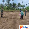 BABINSA KORAMIL 11/BANDAR BARU KODIM 0102/ PIDIE DAMPINGI PETANI TANAM JAGUNG DI DESA KEUDE LOUNGPUTU, WUJUDKAN KETAHANAN PANGAN