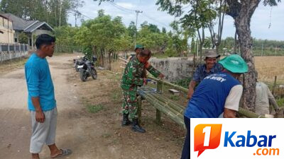 Babinsa Koramil 11/Bandar Baru Bersama Warga Gampong Alue Perkuat Kebersamaan Lewat Gotong Royong