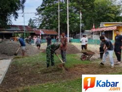 Babinsa Koramil 11/Bandar Baru Ajak Warga Gotong Royong Bersihkan Meunasah di Tutong