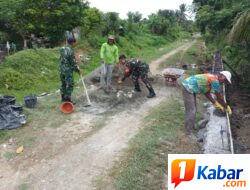 Babinsa Koramil 11/Bandar Baru Bersama Warga Bangun Saluran Irigasi Sawah
