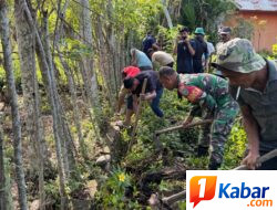 Babinsa Koramil 11/Bandar Baru Bersama Warga Gelar Karya Bakti Bersihkan Selokan di Desa Alue