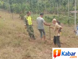 Babinsa Koramil Bandar Baru Dampingi Warga Cek Lahan untuk Penanaman Kakao